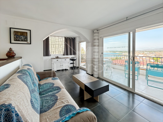 Appartement rénové avec vue mer, parking et débarras