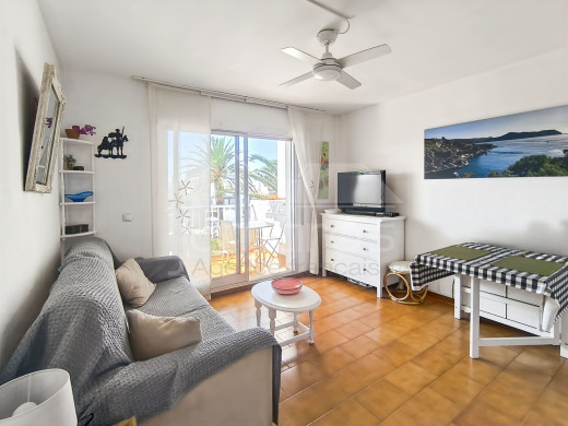 Canal view flat with terrace in Empuriabrava