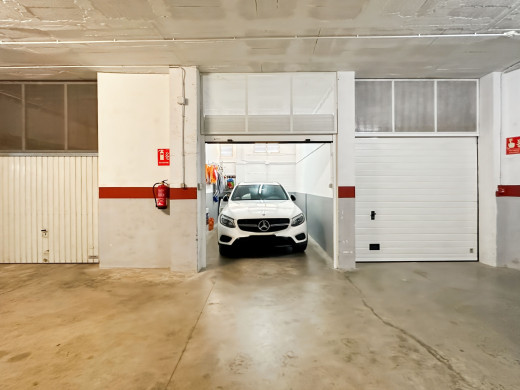 Renovated top floor flat in L'Escala, private garage