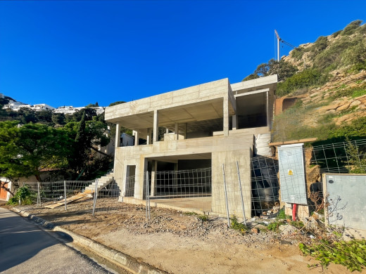 Villa con vistas al mar en Canyelles, Roses: Terreno y estructura completamente terminada