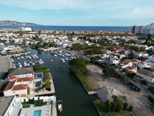 Parcela de 500m2 en el canal de Empuriabrava