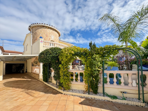 Maison à Empuriabrava avec piscine et garage, près de la plage