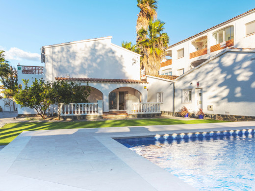 Refurbished ground floor flat with swimming pool and parking in Empuriabrava