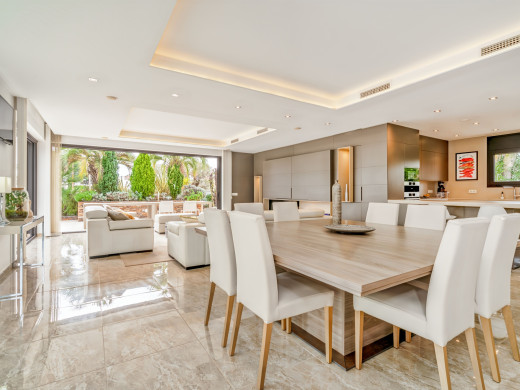 Exceptional villa with a 28 m mooring for sailboats / catamarans