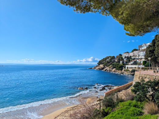 Apartment with sea views, large terrace, parking, and storage room – Canyelles Beach