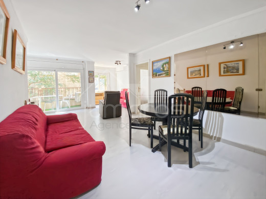 Apartment with a terrace in the centre of Roses, close to the beach