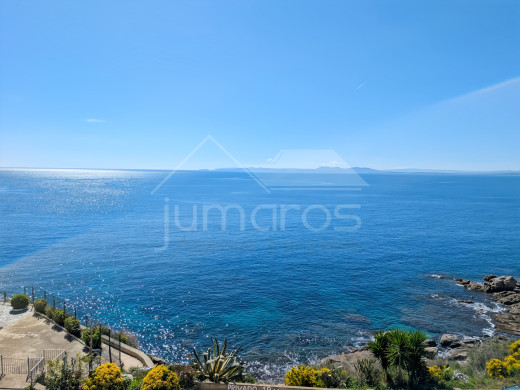 Seafront apartment with a tourist licence in Roses
