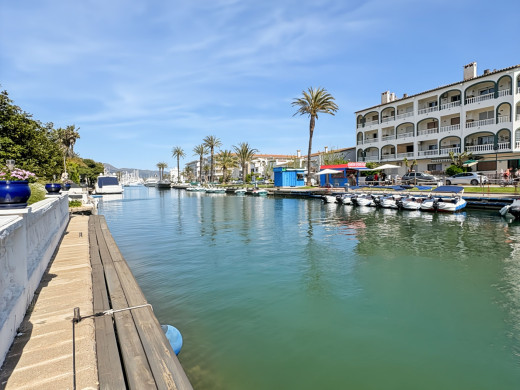 Villa with private mooring and boat garage in Empuriabrava