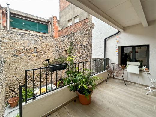 Apartamento dúplex con terraza y garaje en el corazón del Alt Empordà