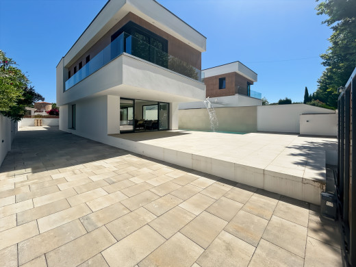 Casa con piscina y garaje en Empuriabrava