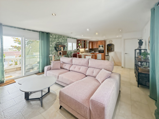 House with a tourist licence, 3 flats and a swimming pool