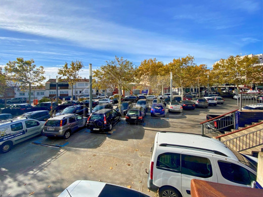 Parkplatz im Zentrum von Roses