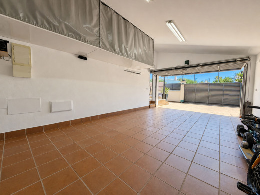 Einstöckiges Haus mit großer Garage und Swimmingpool in Roses