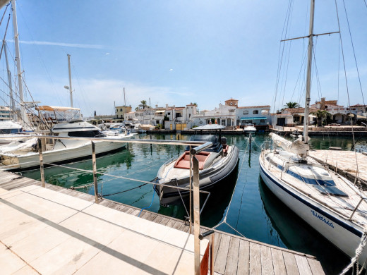 House with a 14-metre mooring before the bridges, in Empuriabrava