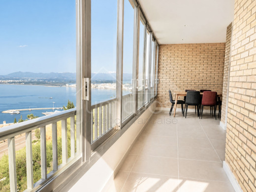 Apartamento reformado, vistas excepcionales a la Bahía de Roses, parking