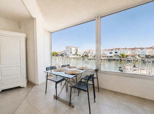 Piso de un dormitorio con vistas al canal en Empuriabrava