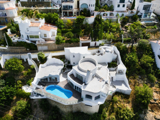 Villa excepcional con vistas panorámicas y total privacidad en Roses