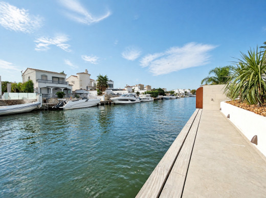 Obra nueva con amarre en Empuriabrava