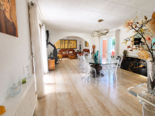 Casa de planta baja con piscina y jardín en Empuriabrava
