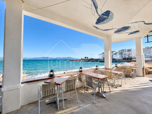 Restaurant en première ligne de mer à L’Escala avec grande terrasse