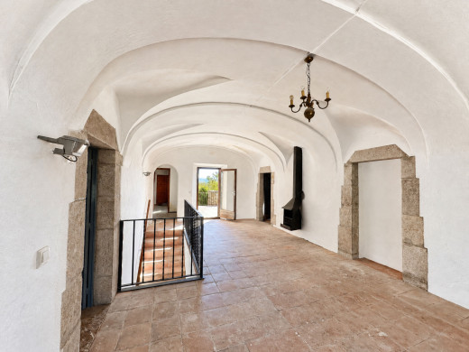 Village house to renovate opposite Bellcaire d’Empordà Castle