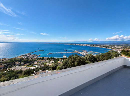 Villa mit privatem Pool und Panoramablick auf die Bucht von Roses.