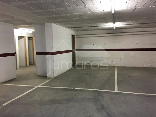 Place de parking en sous-terrain avec débarras, dans le centre de Roses et à 150m de la plage
