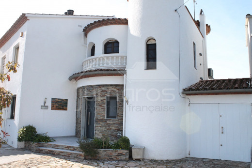 Villa canal con 4 dormitorios, piscina y amarre privado.