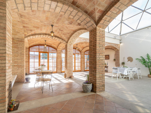 Maison unique avec jardin et garage dans le centre de Figueres