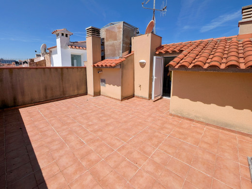 3 apartment building with garage and 20 m mooring in Empuriabrava