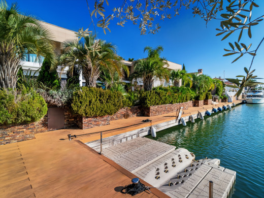Exceptional villa with a 28 m mooring for sailboats / catamarans