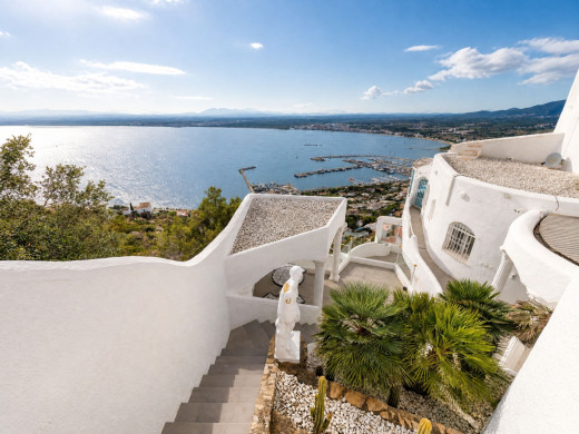 Villa excepcional con vistas panorámicas y total privacidad en Roses