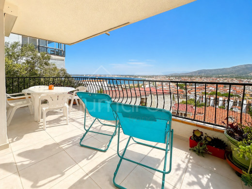 Renovated flat with sea views, parking and storeroom
