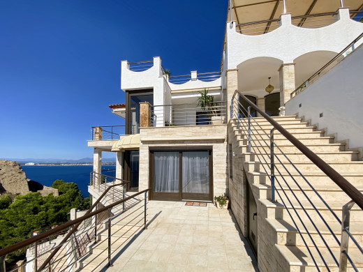 Villa de lujo con vistas panorámicas al mar y licencia turística en Roses