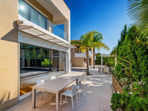 Exceptional villa with a 28 m mooring for sailboats / catamarans