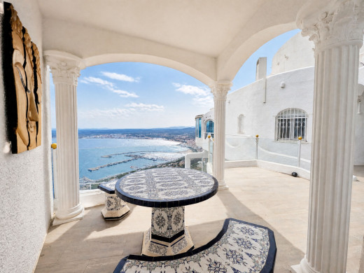 Villa excepcional con vistas panorámicas y total privacidad en Roses