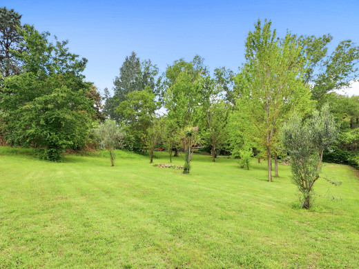 Farmhouse with outbuilding and 5000m2 of land in Catalonia