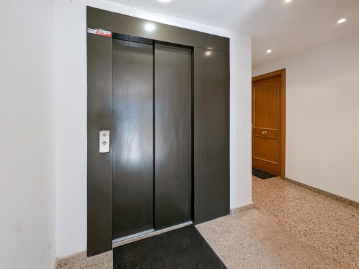 3 apartment building with garage and 20 m mooring in Empuriabrava