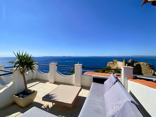 Villa de lujo con vistas panorámicas al mar y licencia turística en Roses