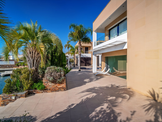 Exceptional villa with a 28 m mooring for sailboats / catamarans