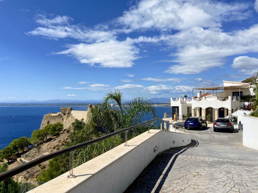 Villa de lujo con vistas panorámicas al mar y licencia turística en Roses