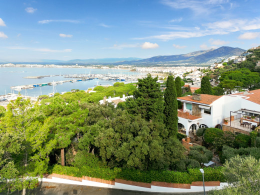 Terreno para casa con vistas al mar en Roses