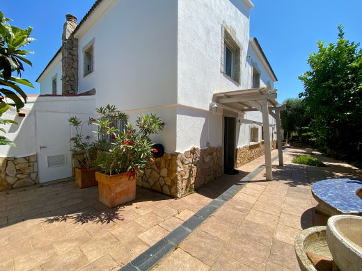 Belle maison avec piscine dans un quartier calme à Mas Boscà, Roses