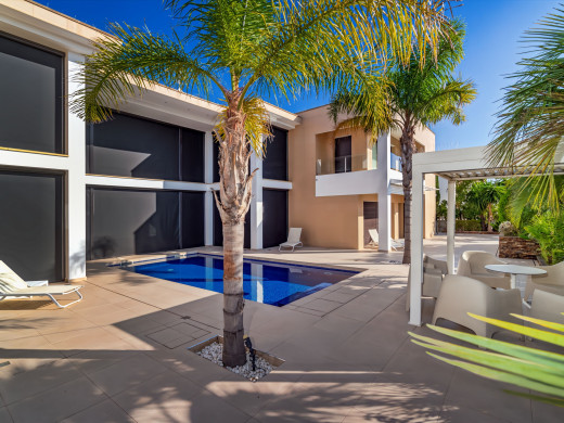 Exceptional villa with a 28 m mooring for sailboats / catamarans