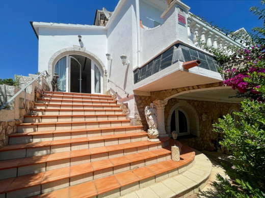 Belle maison avec piscine dans un quartier calme à Mas Boscà, Roses