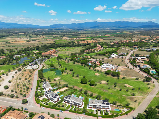 Villa with golf views in Peralada, swimming pool and lift