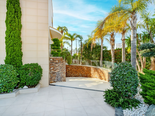 Exceptional villa with a 28 m mooring for sailboats / catamarans