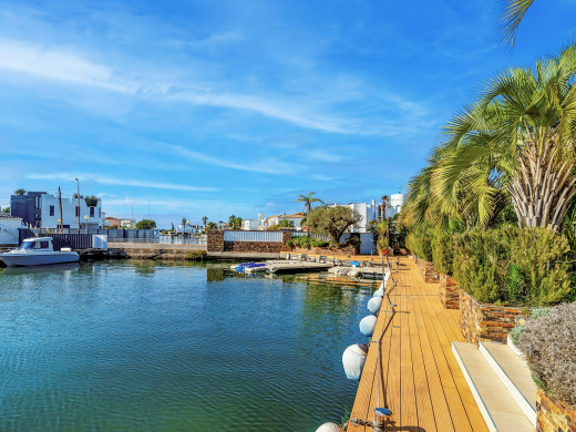 Exceptional villa with a 28 m mooring for sailboats / catamarans