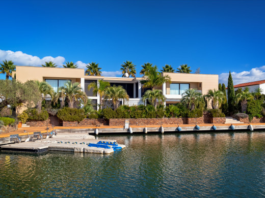 Exceptional villa with a 28 m mooring for sailboats / catamarans
