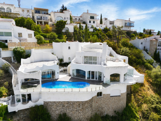 Villa excepcional con vistas panorámicas y total privacidad en Roses